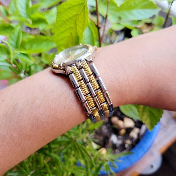 Vintage Geneva Quartz Classic Silver & Gold Womens Womans Round Analog Watch - Picture 7 of 9